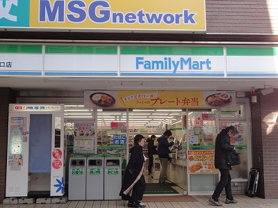 ファミマ駅前:6分