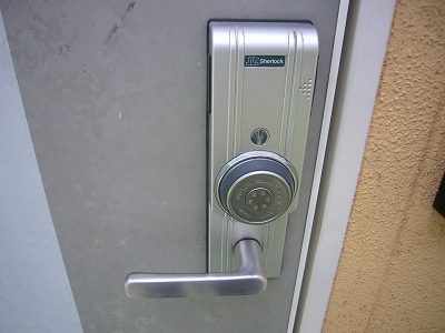 玄関はカードキー