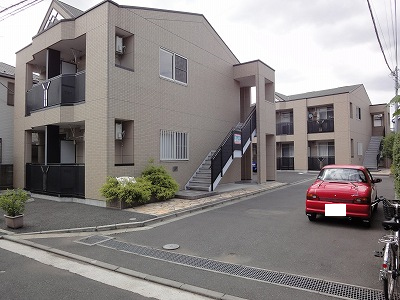 本物件は奥の建物